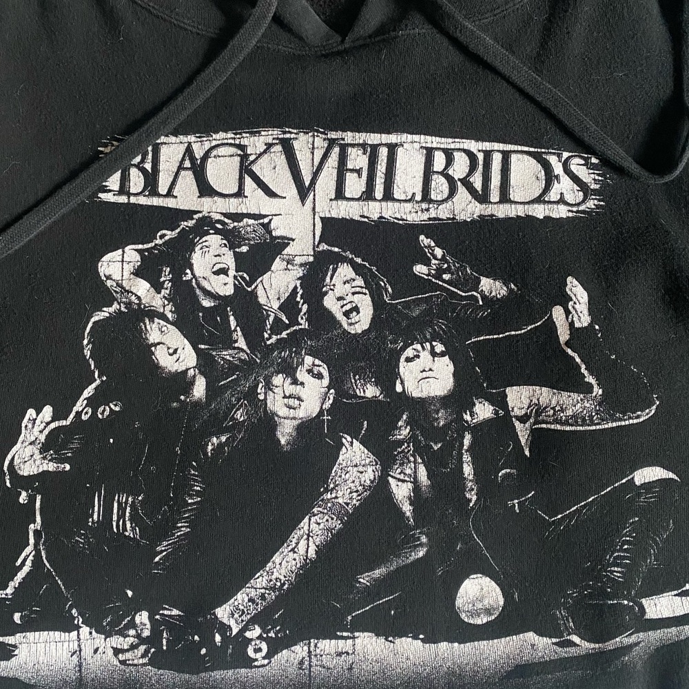 HOT TOPIC Old School Black Veil Brides Cropped Hoodie